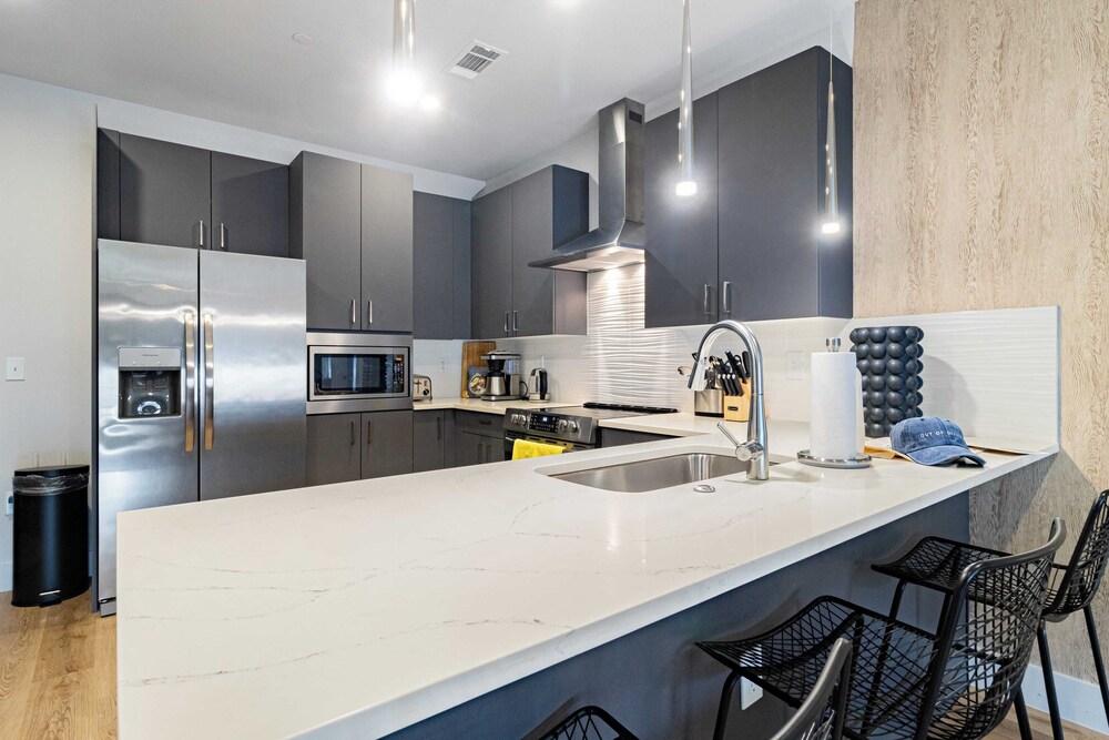 Sleeps 24 4 Modern Midtown Apartments w/ Gym + Pool Walkable to Shops & Eats