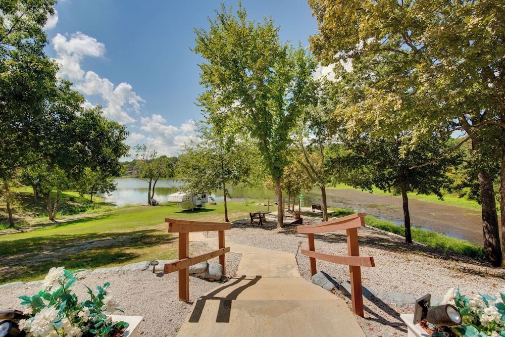 'bayview' - Lakefront Family Cabin in Odessa!