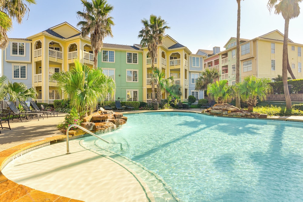 Walking Distance to Babe's Beach: Condo w/ Balcony