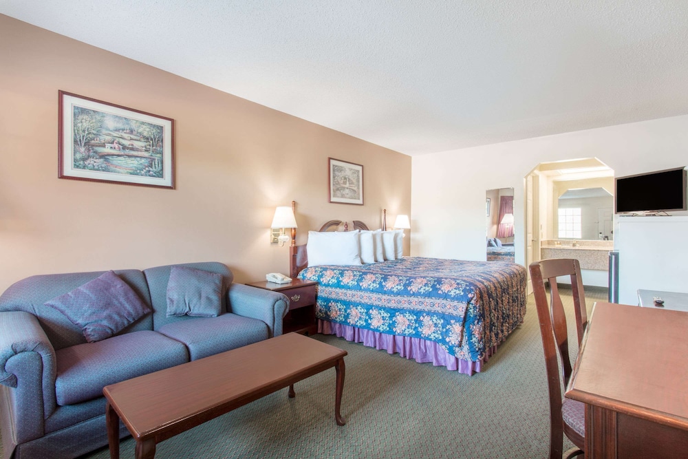 Days Inn by Wyndham Picayune view 3