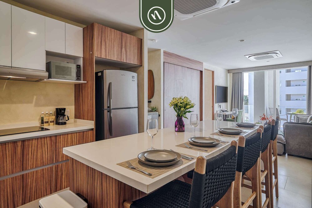 Luxury 2 BR Condo Near Beaches - Pools - Gym