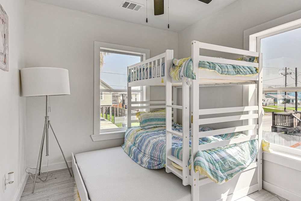 Pet-friendly Galveston Retreat < 1 Mi to Beaches!