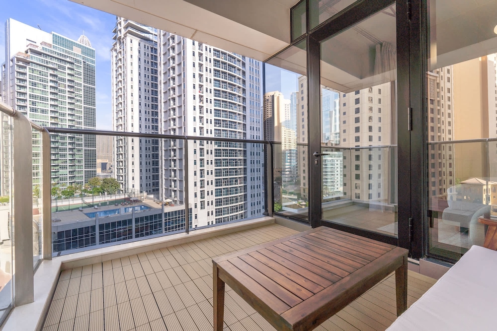Bright and Airy 1-bedroom Apartment Perfect for 4 in Dubai Marina