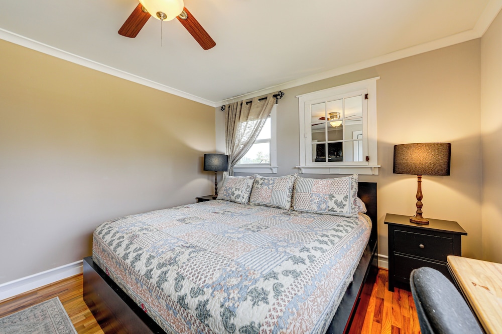 1/2 Mi to River Arts District: Home w/ Deck!