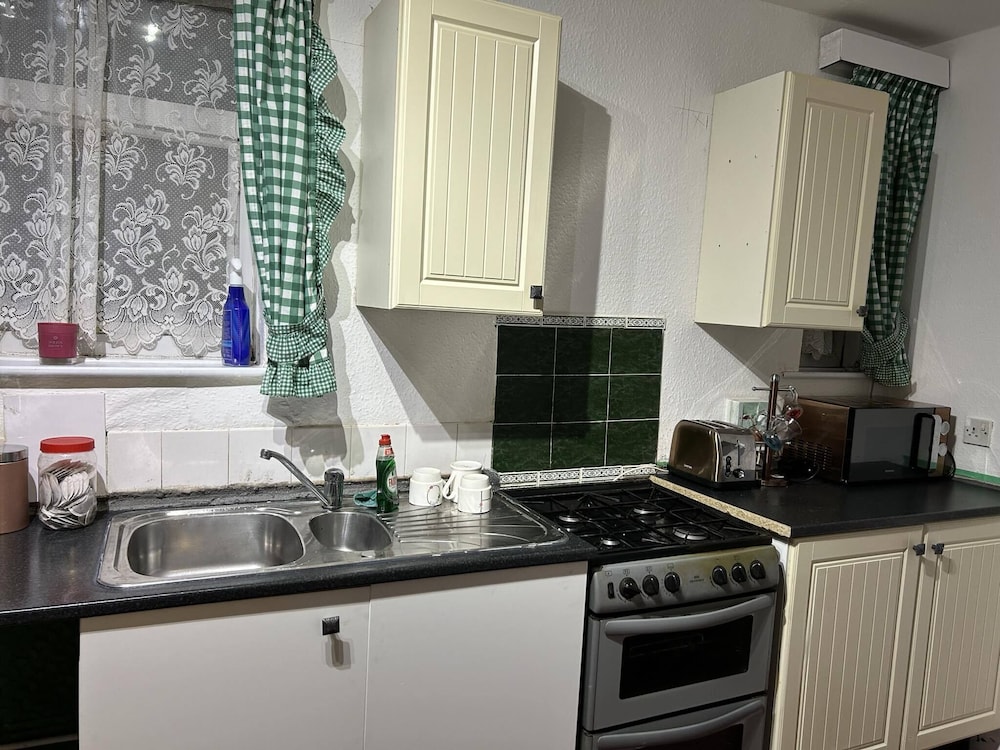 Stunning 3-bed House in Burnley view 5