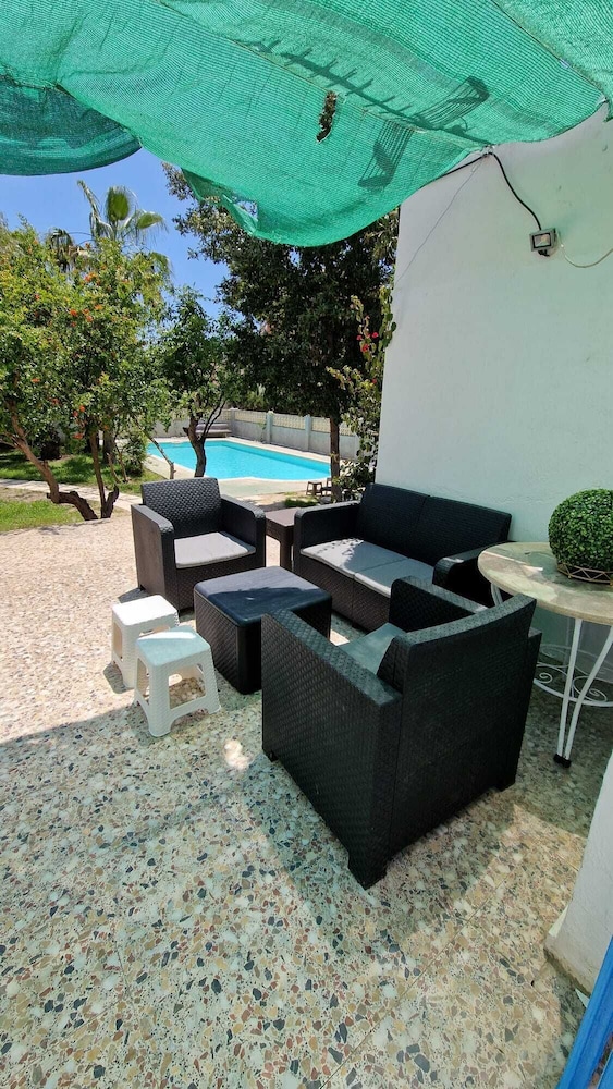 House With Exclusive Pool and Garden 7 min Walk From the Beach and the Center