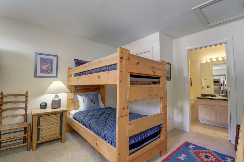 Spacious Slope-side Ski-In Ski-Out Town Home, Private Garage - ER12 by Redawning view 5