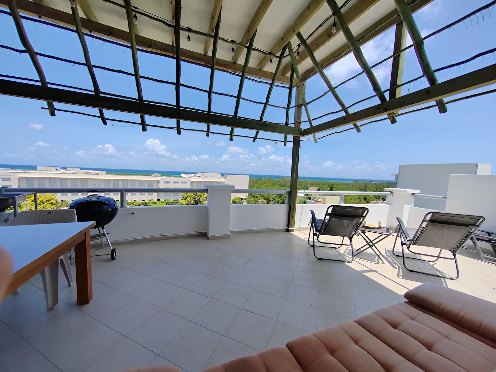 Cute Apt Steps from Beach Rooftop Pool view 5