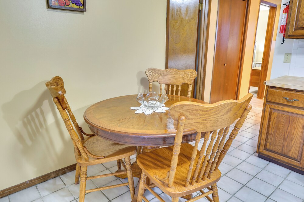 2 Mi to Kansas State Fairgrounds: Cozy Apartment!