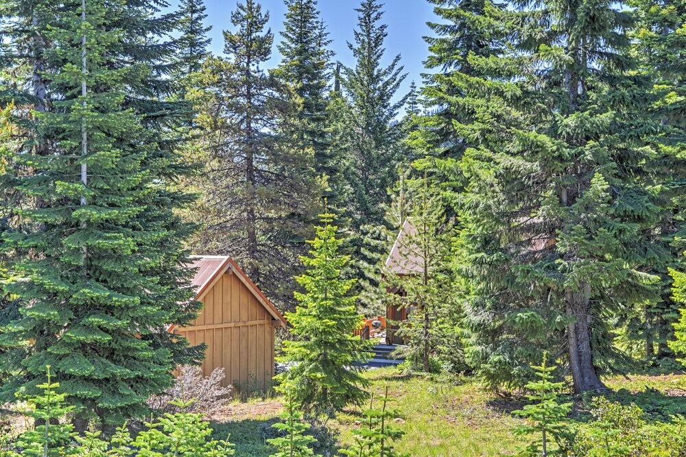 Klamath Falls Vacations - Bright Klamath Falls Cabin w/ Deck Mtn Views! - Property Image 9