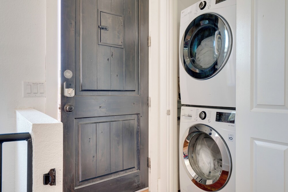Stylish Apt Near Lake Travis w/ Entertainment