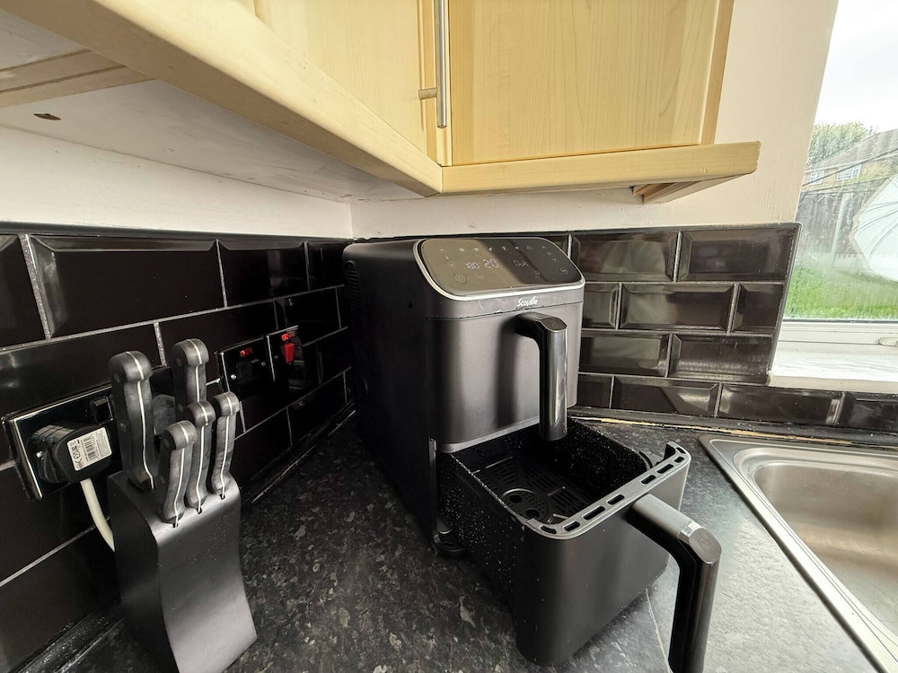 Urban Calm Spacious 3-bed Home With Free Parking