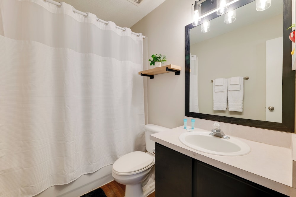 5 Mi to Wdw: Resort-style Condo w/ Pool Access
