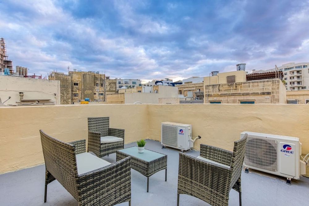 Lilly the Traditional Maltese Townhouse in Sliema