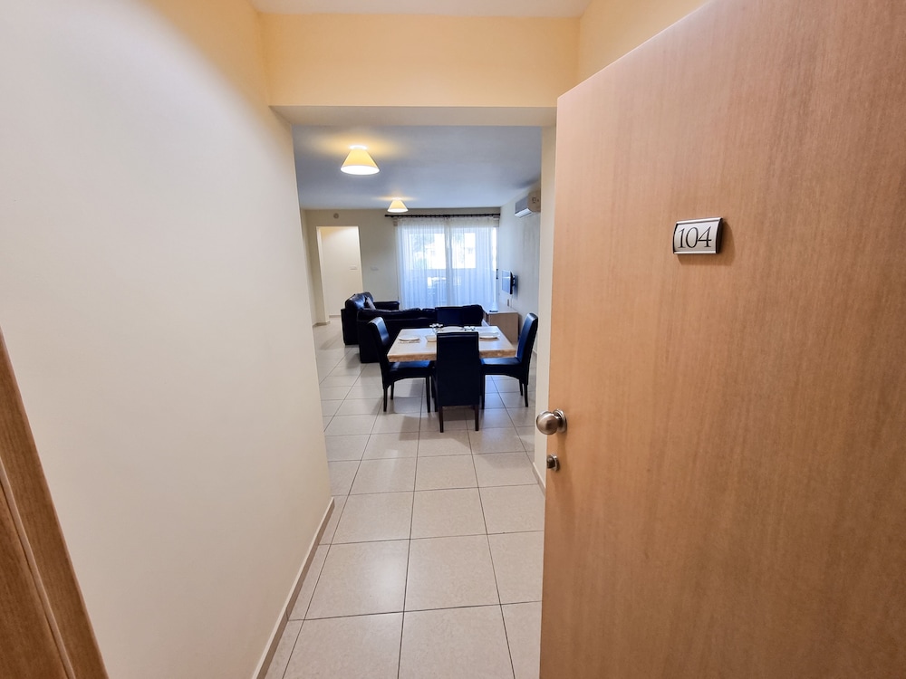 Yaar Apartment with pool and tennis court