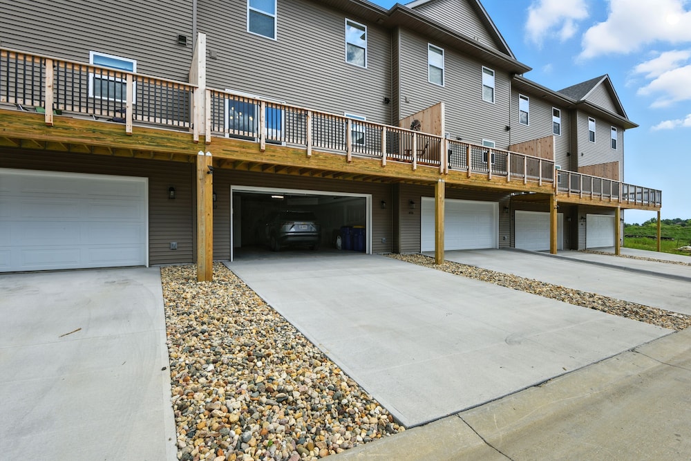 Modern Townhome Retreat In Prime Location 3 Bedroom Townhouse