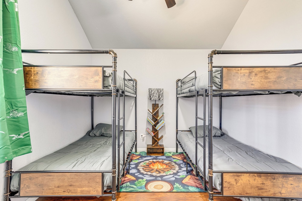 14 Mi to Dtwn Okc: Edmond Gem w/ Fenced Yard!