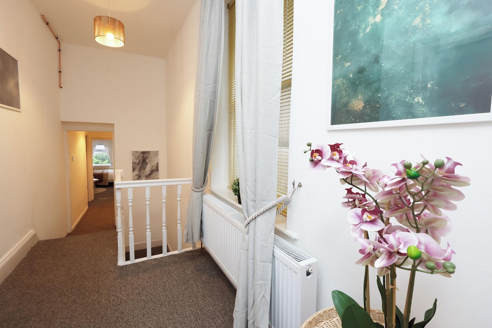Cardiff Guesthouse & On-Street Parking