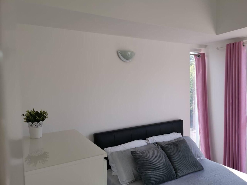Dellehomes Remarkable 4-bed House in Manchester view 2