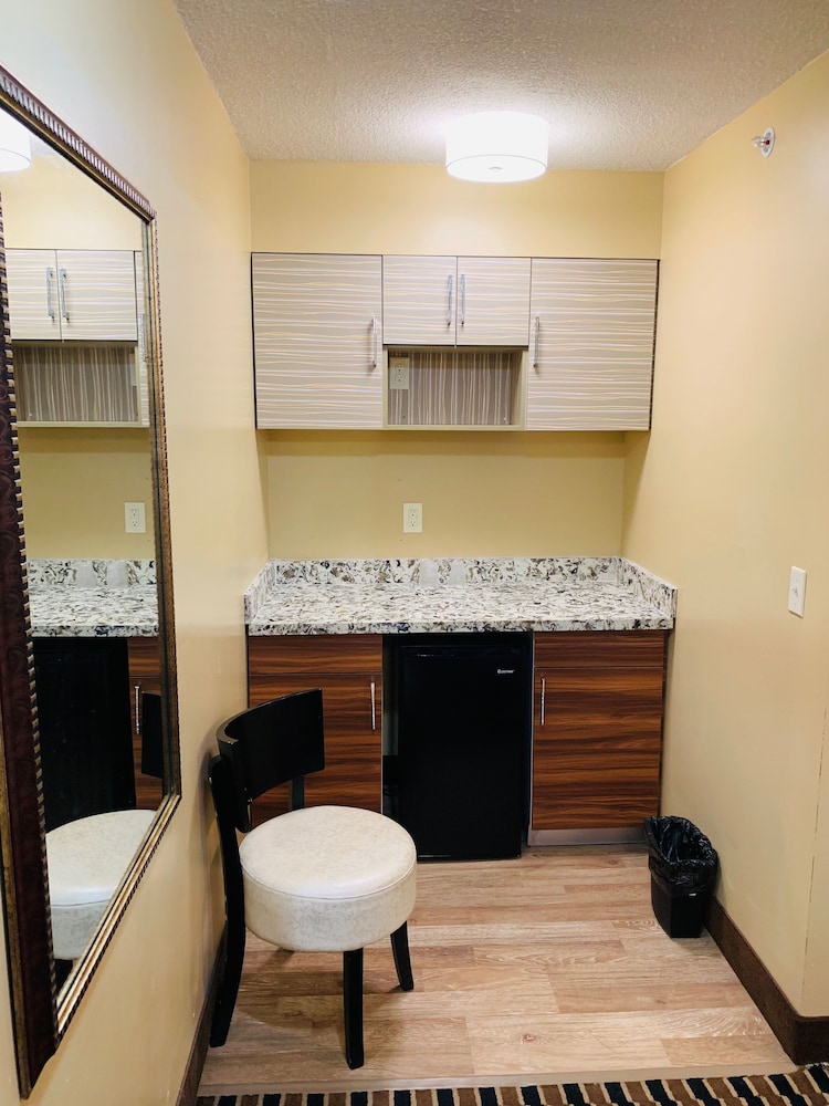 Motor City Inn & Suites view 2