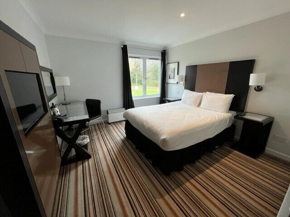 Charming 20-bed Self Contained Dwelling in Hook view 2