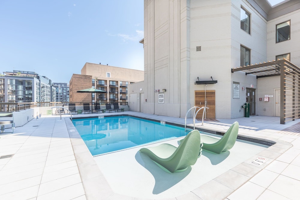 Elegant 2BR Apartment Minutes From DC