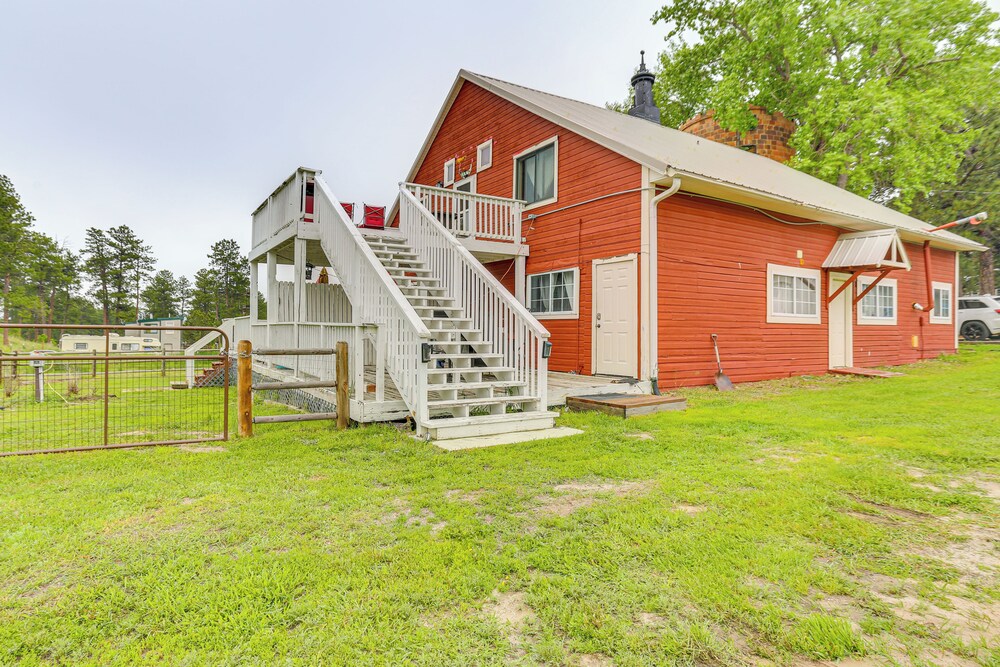 Walk to Ren Fest: Larkspur Farmhouse Hideaway