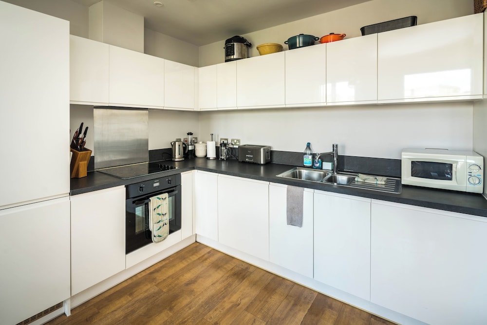 Shiny & Comfy stay with Underground links nearby!