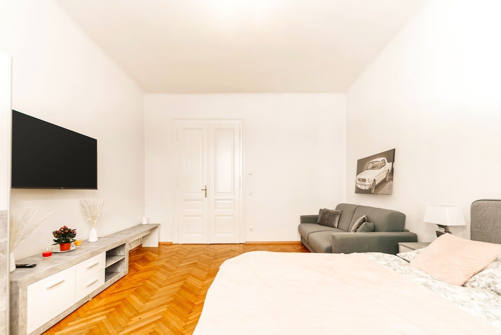City Apartment - 5 min to Metro