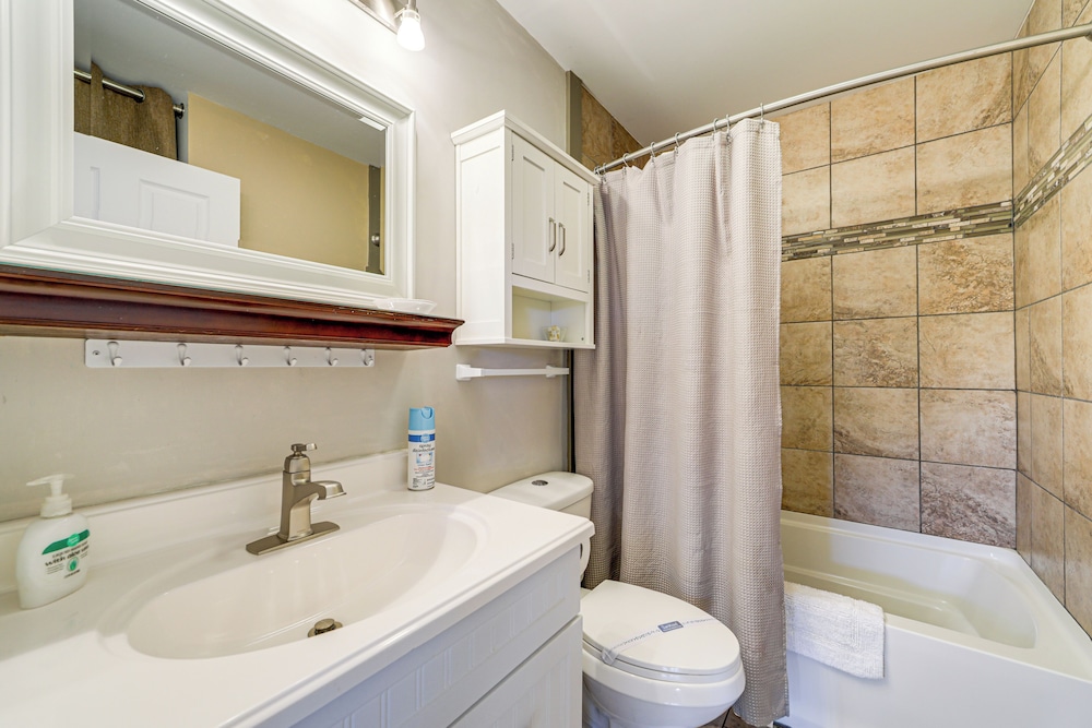 1/2 Mi to River Arts District: Home w/ Deck!