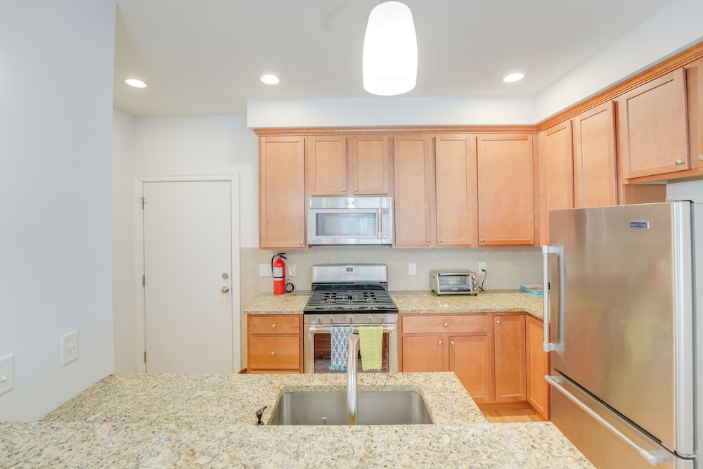 Near Portland trails: Walkable Apartment w/ Deck