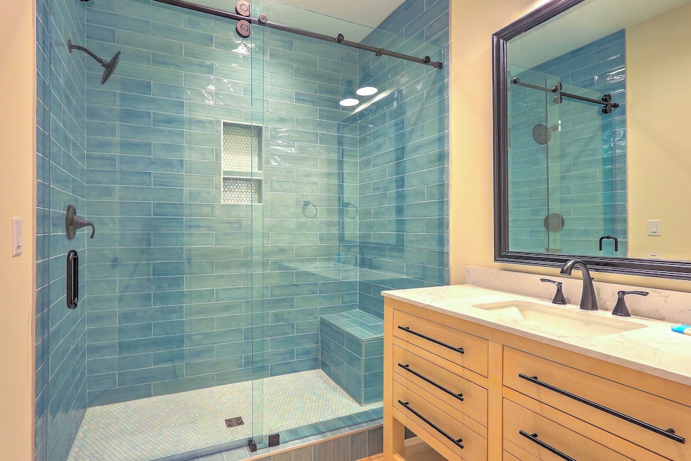 Beachside Boardwalk & Views Pool + Hot Tub 202 on the Sound