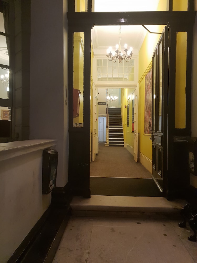 Acacia Hotel