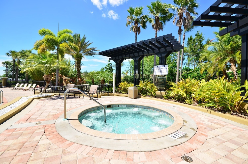 Casa Magna Deluxe 3 Bedroom Condo by RedAwning
