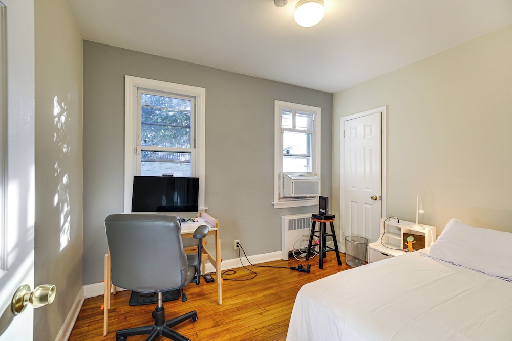 3 Mi to Downtown: Spacious White Plains Home