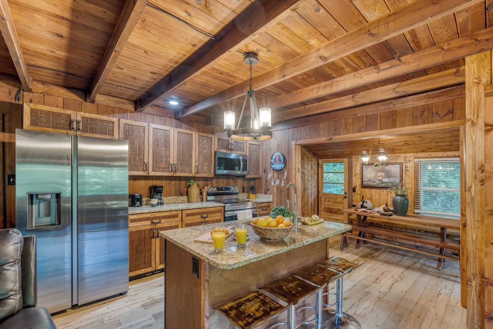 Riverwood Gatlinburg/pigeon Forge Cabin w/ River Views