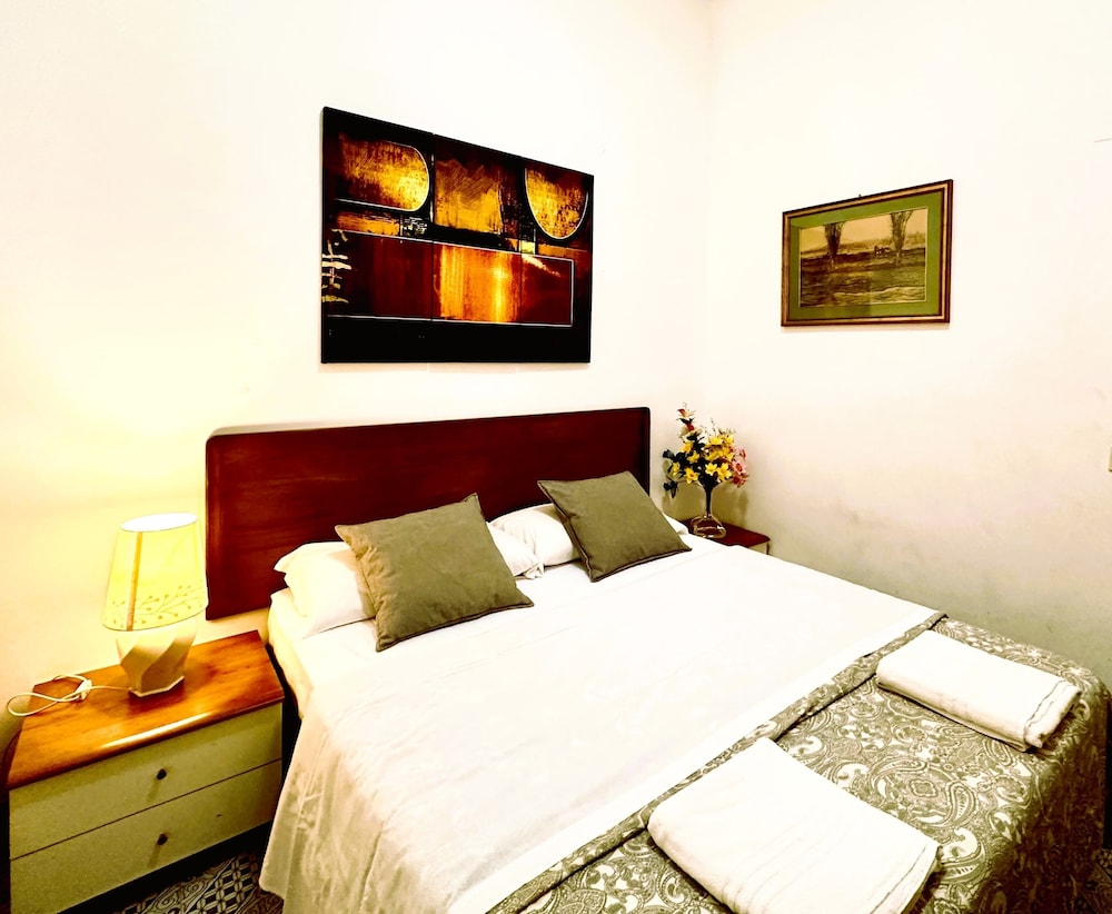 4 Bed-sleeps 8-central Rome-5 Min to Colosseum