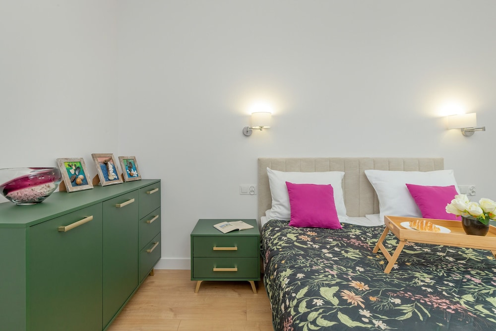 Two-bedroom Accepting Pets by Renters