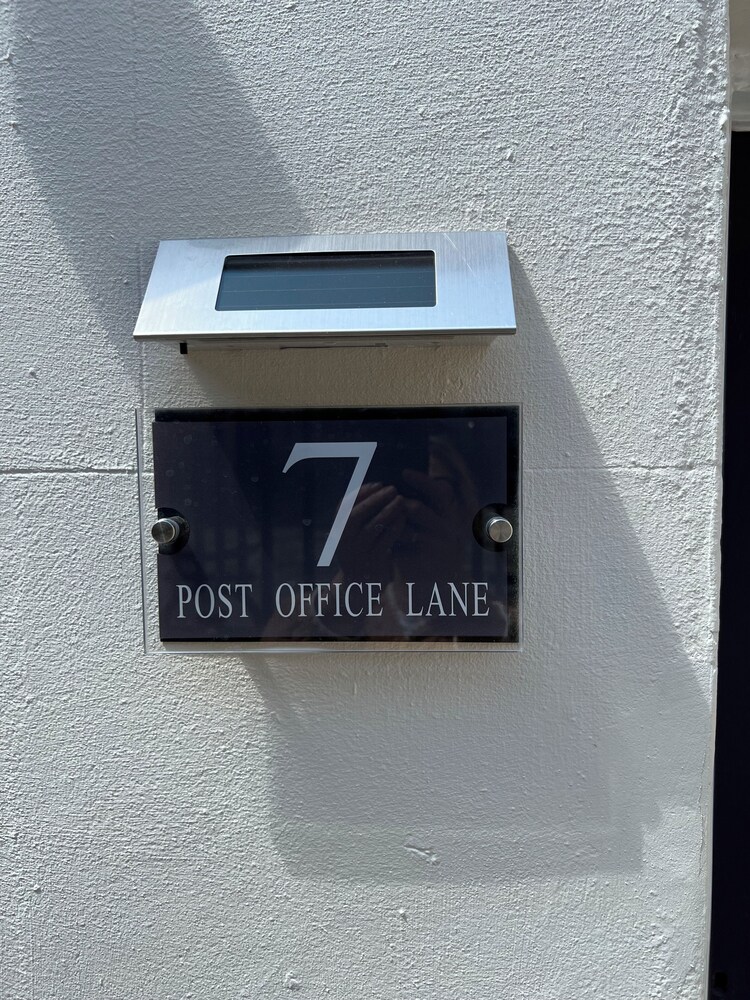 Stunning 1BR Apt in Central Cheltenham