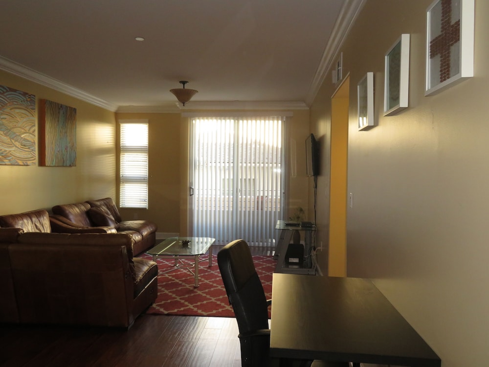 2 Bed 2 Bath in Studio City
