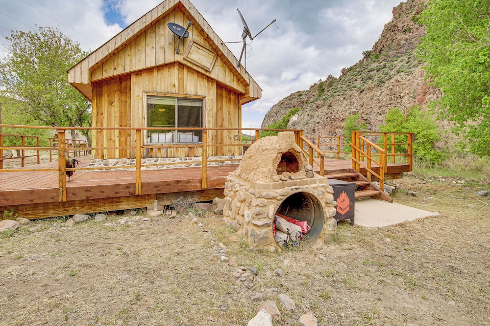 Creekside Cabin w/ Deck & Views in Panguitch!