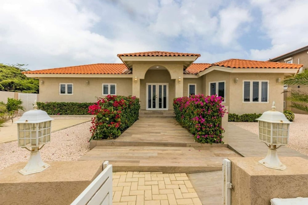 Outstanding Oasis 7BR 7BA Villa With Private Pool