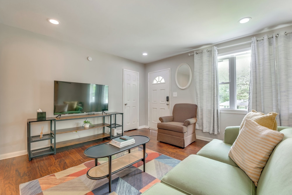 Inviting Home w/ Backyard: 8 Mi to Dtwn Atlanta!