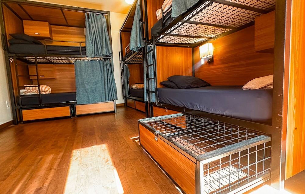 International Travelers House Hostel \- Downtown San Diego Little Italy.