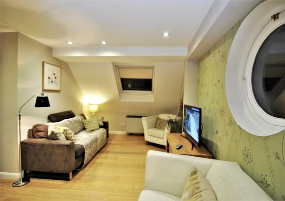 The Courtyard 10