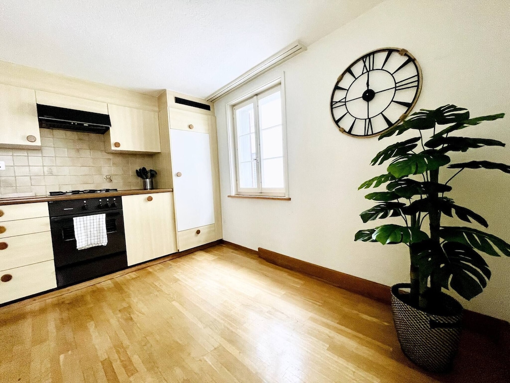 Beautiful Old Building Apartment In The Center