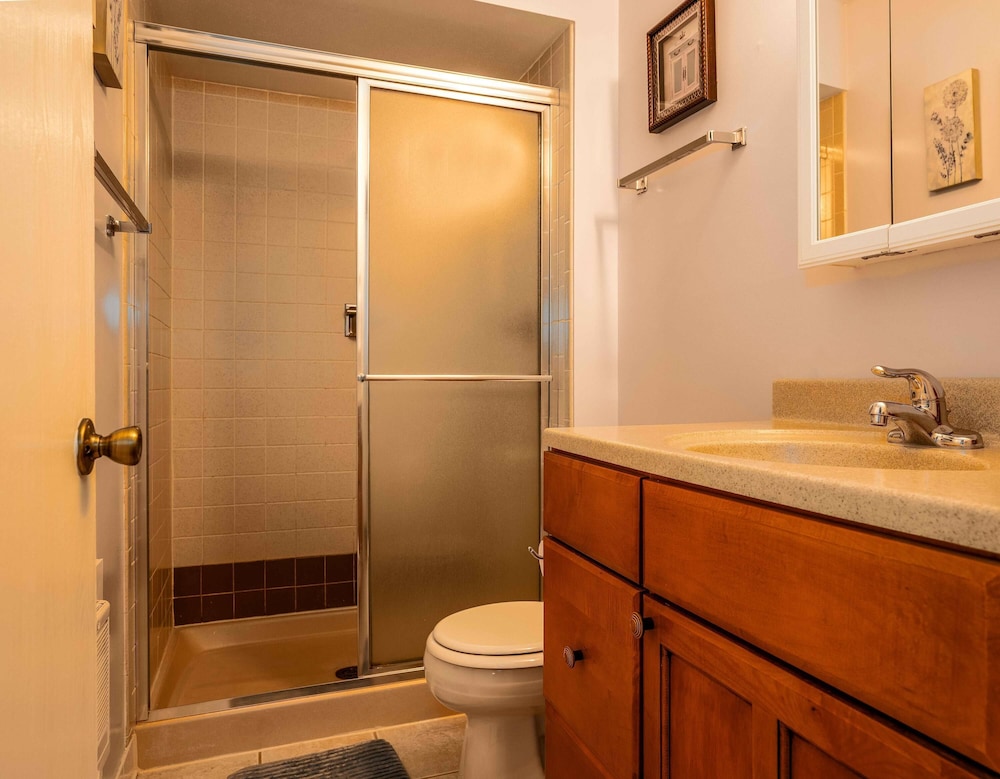 Cozy Condo at Interlaken! Stay & Play on Lake Como