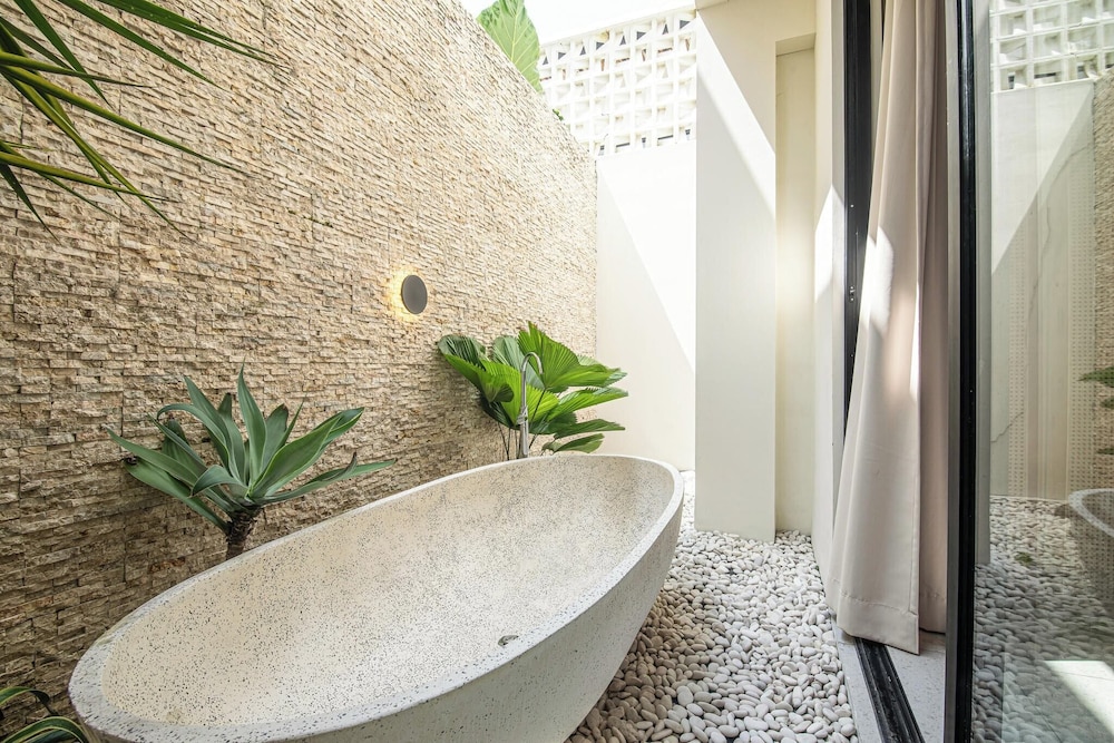 Chic 4-br Villa in Central Seminyak, Beach 5 Mins