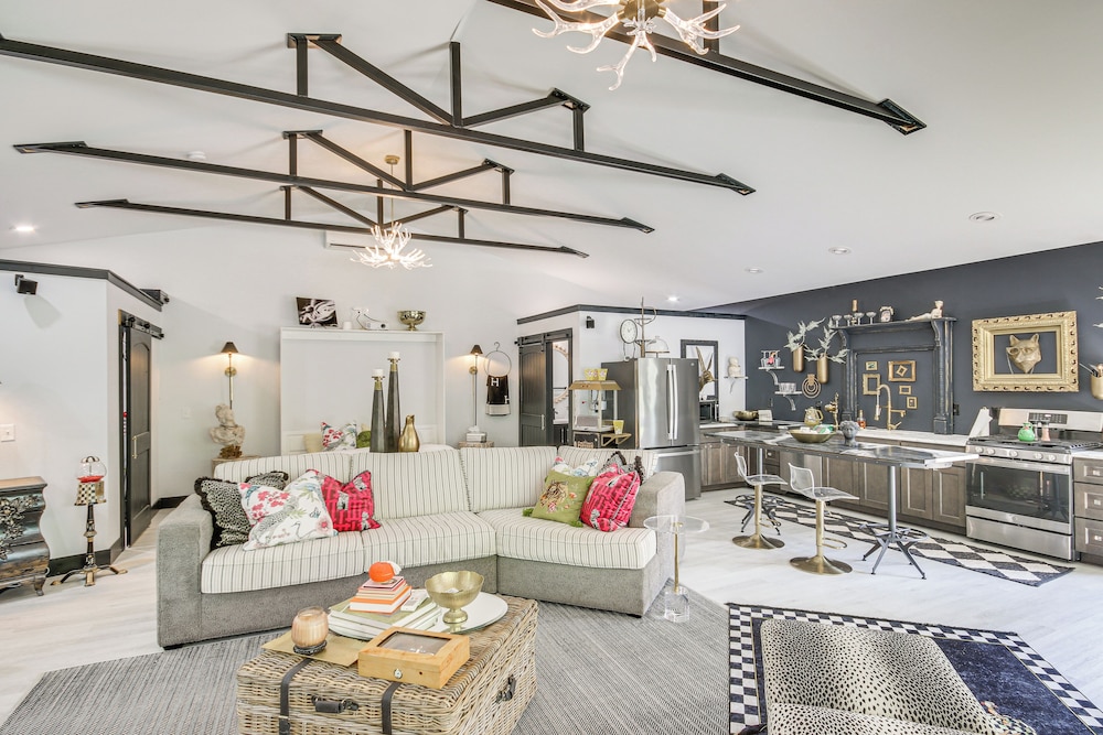 Lake Murray Studio w/ Pool & Hot Tub in Prosperity