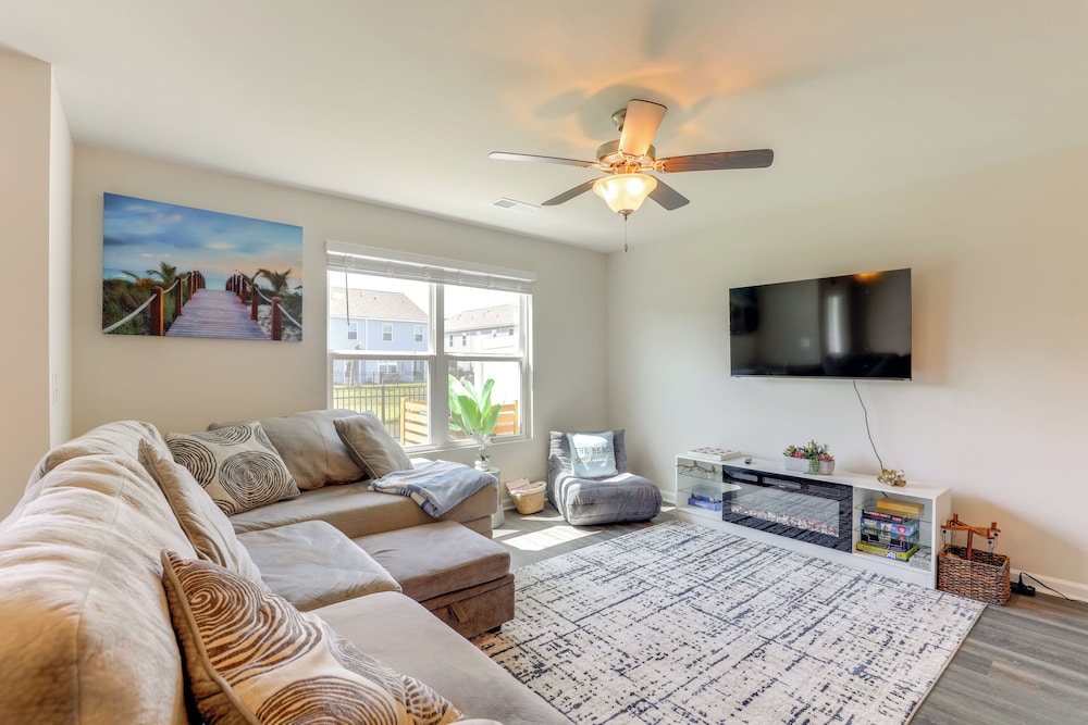Modern Escape 2 Mi to Surfside Beach Fishing Pier